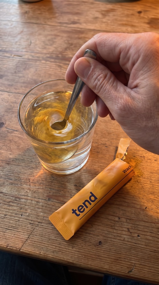 Der Stick wird in heißes oder kaltes Wasser eingerührt